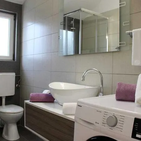 Ela - Three Bedroom With Outdoor Pool St Holiday home *