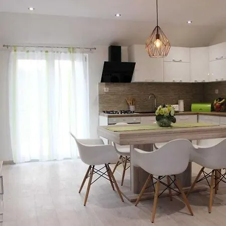 Ela - Three Bedroom With Outdoor Pool St Holiday home *