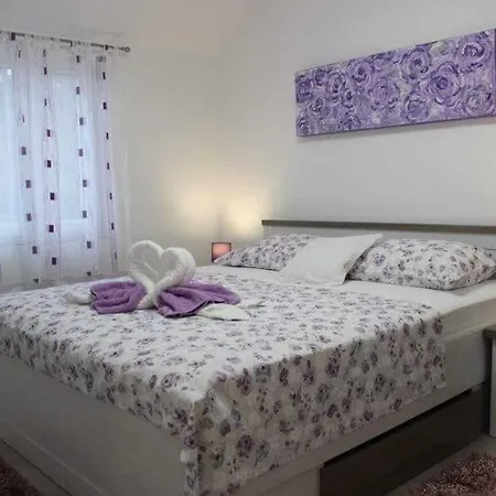 Ela - Three Bedroom With Outdoor Pool St Holiday home *