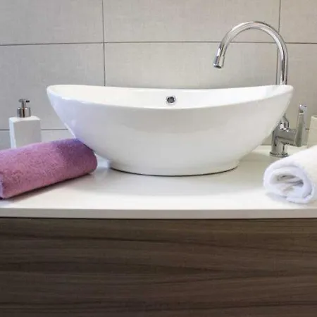 Ela - Three Bedroom With Outdoor Pool St Holiday home *