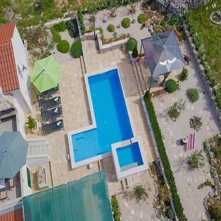 Ela - Three Bedroom With Outdoor Pool St *