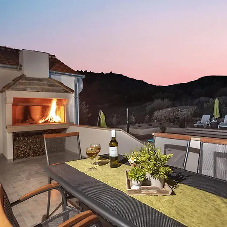 Ela - Three Bedroom With Outdoor Pool St Holiday home