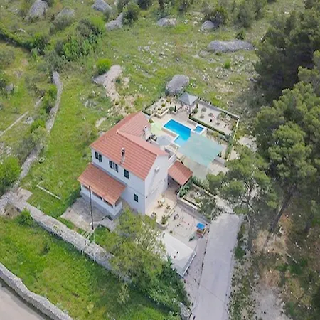 Ela - Three Bedroom With Outdoor Pool St