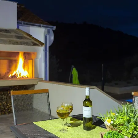 Ela - Three Bedroom With Outdoor Pool St Holiday home *