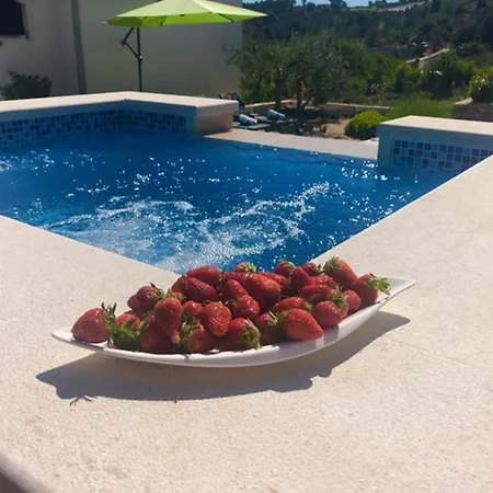 Ela - Three Bedroom With Outdoor Pool St Semesterbostad